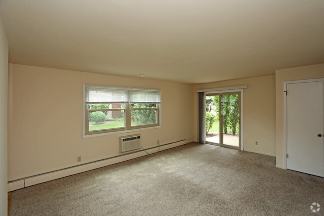 Living room - Oak Park Apartment Homes