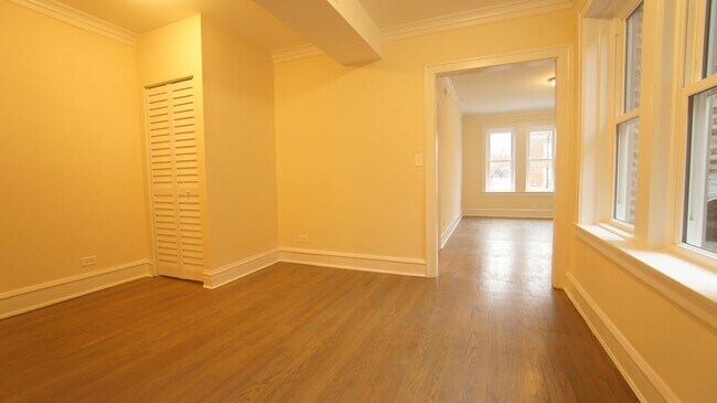Foto del edificio - 2349 N Drake Ave