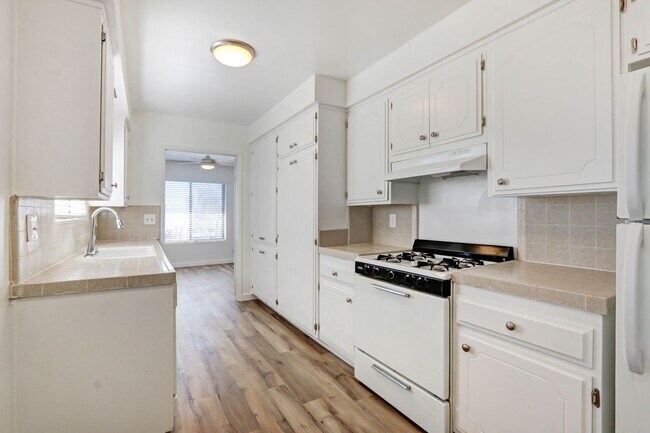 Foto del edificio - 1306 Armacost Ave in prime West LA!  Steps...