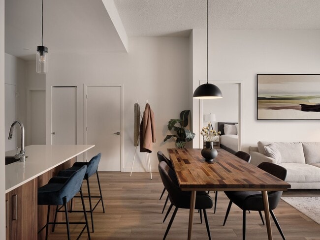 Building Photo - Evol