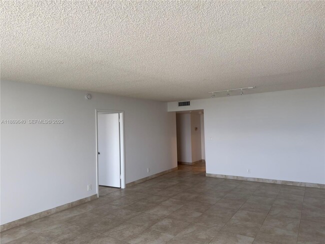 Building Photo - 2500 Parkview Dr