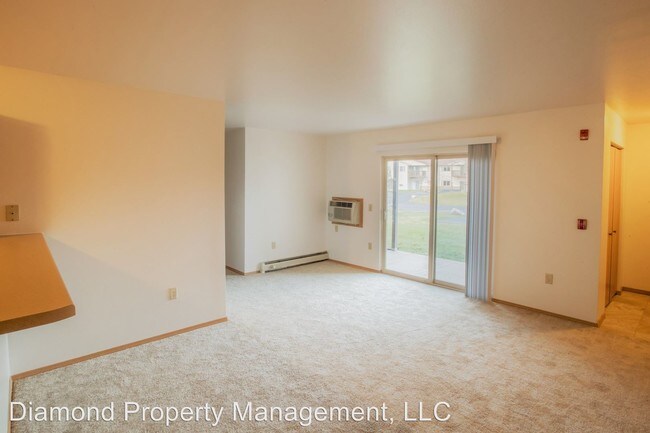 Building Photo - 215 Tamarack Dr