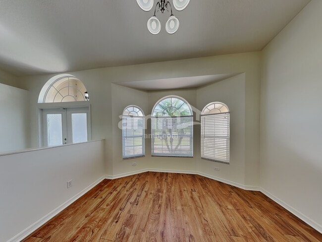 Building Photo - 5731 NW Zenith Dr