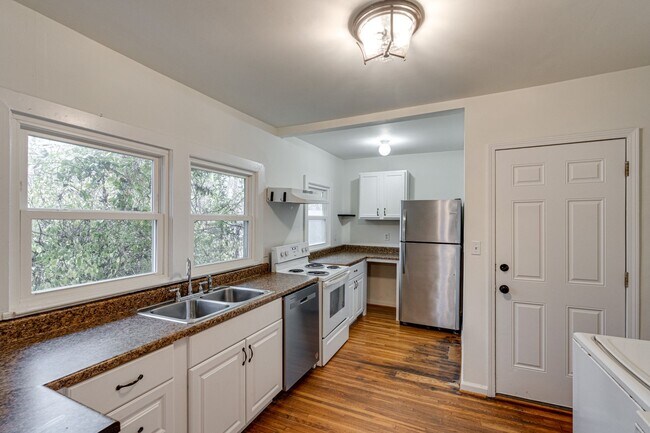 Foto del edificio - Two Bedroom Craftsmen for Rent!