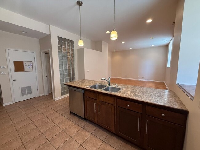 Building Photo - Great 1 Bedroom/1 Bath Great Location Close to Lake!