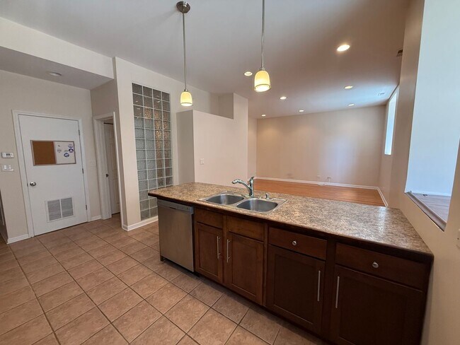 Foto del edificio - Great 1 Bedroom/1 Bath Great Location Close to Lake!