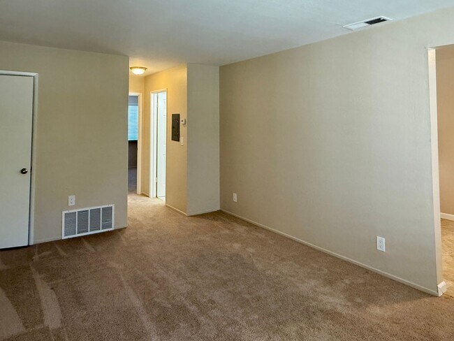 Foto del edificio - Bright and Updated 1 Bedroom 1 Bath Upstai...
