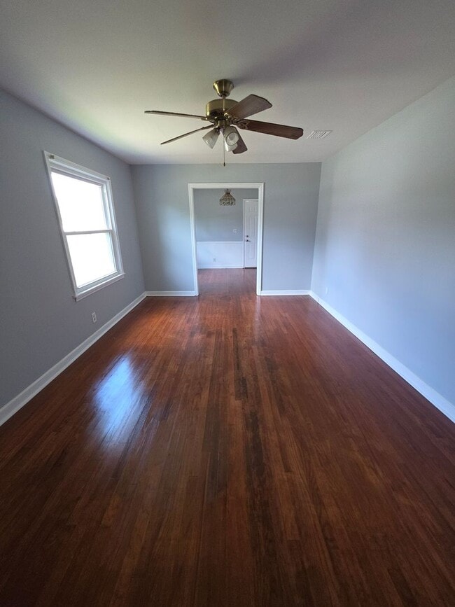 Building Photo - 3 Bedroom, 1 Bathroom Rental