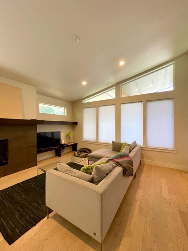 Foto del edificio - Westside 3 Bedroom Beauty with Fenced back...