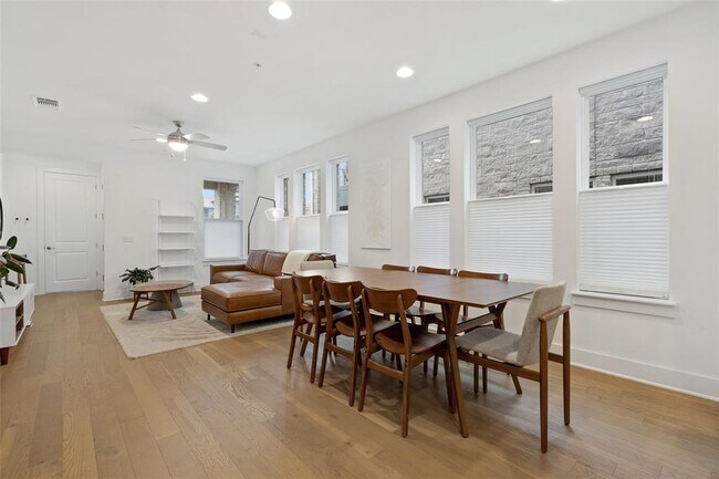 Foto del edificio - 2409 Simond Ave