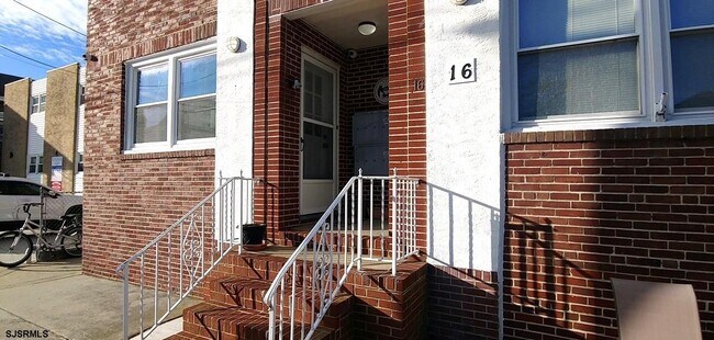 Building Photo - 16 N Sacramento Ave