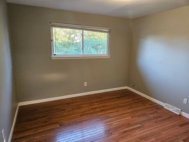 Building Photo - 4 bed 2 bath in Denver