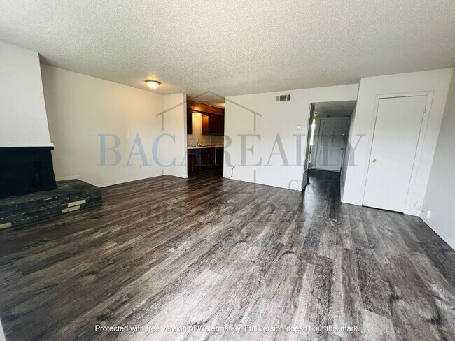 Foto del edificio - 2BR 1.5BA 4-plex