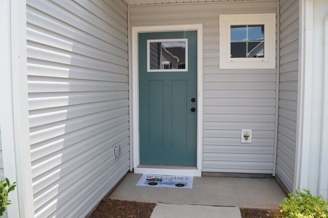 Building Photo - Modern 3-Bedroom Townhouse with Garage & Private Patio