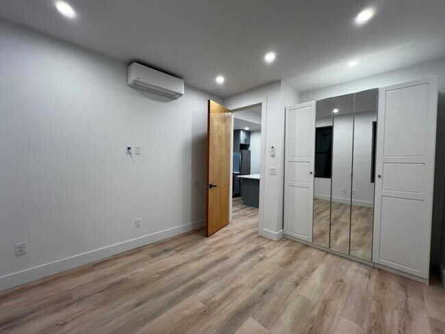 Foto del edificio - 1662 Cornelia St