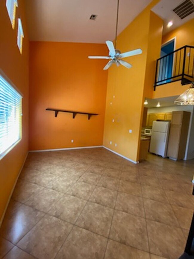 Foto del edificio - CUTE 1,089 SQ FT TPOWNHOUSE, LOCATED S/W. ...