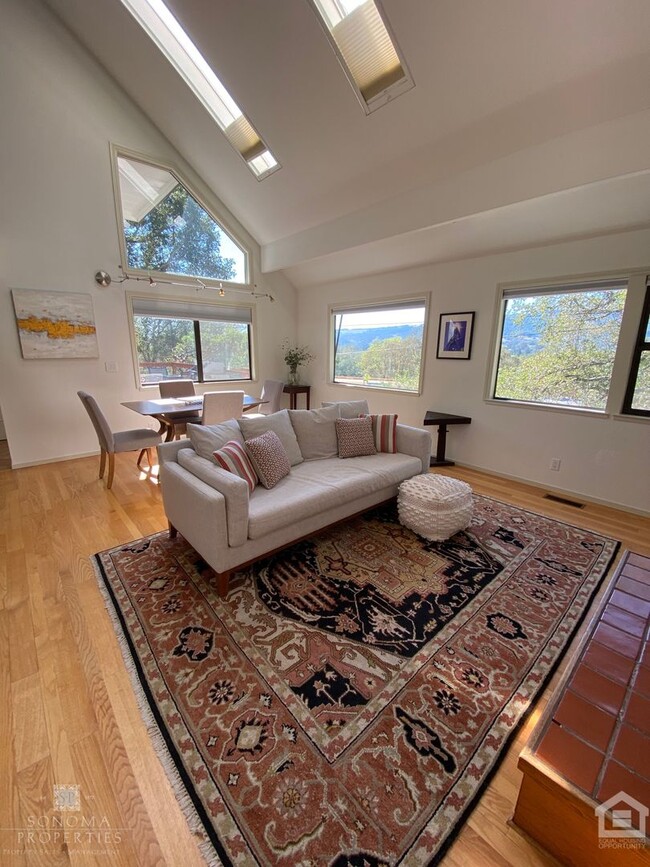 Building Photo - City Meets Serenity – Hillside 3bd/2ba Hou...