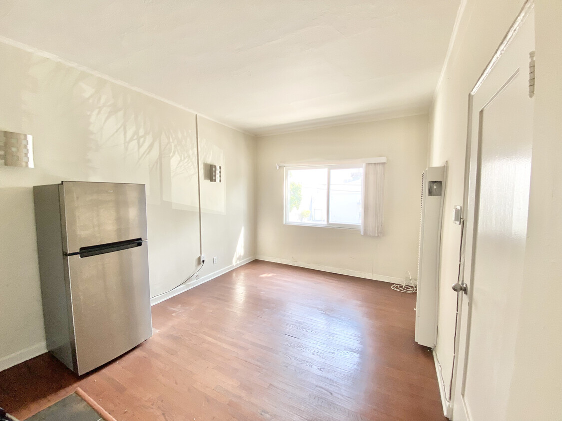 652 S Dunsmuir Ave Unit 106, Los Angeles, CA 90036 - Room for Rent in ...