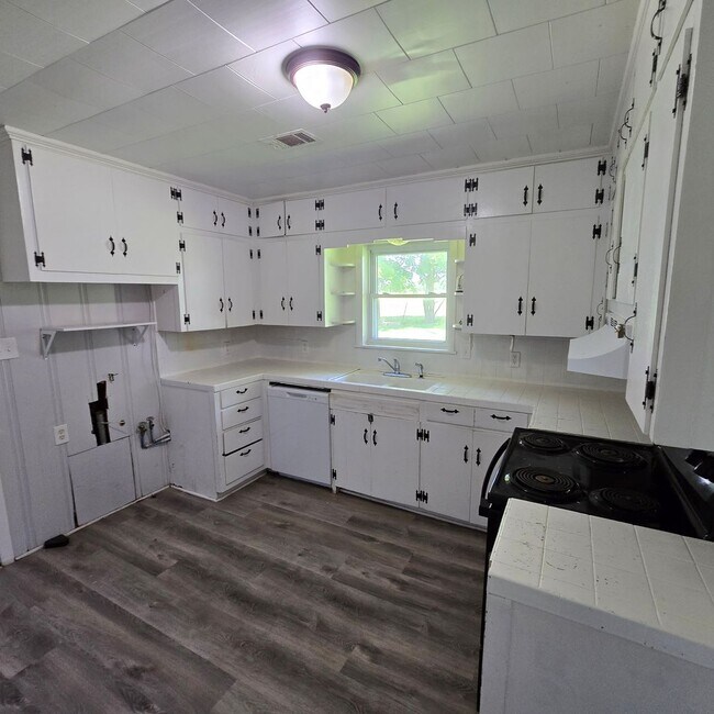Building Photo - 3 Bed • 1 Bath • Stonework Home in Newark ...