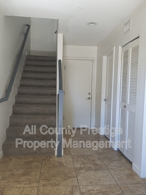 Building Photo - 815 E Rose Ln