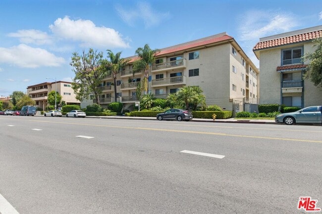 Building Photo - 5400 Lindley Ave