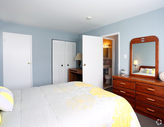 Master Bedroom - Cedarwood Apartments