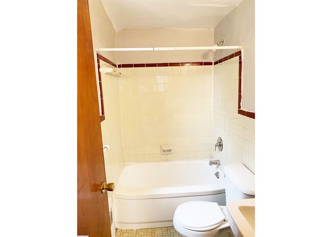 Building Photo - 362 Probasco St