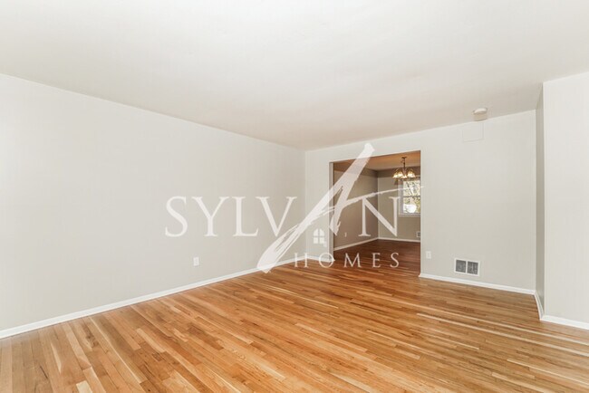 Foto del edificio - The living is easy in this 3 bedroom, 1 ba...