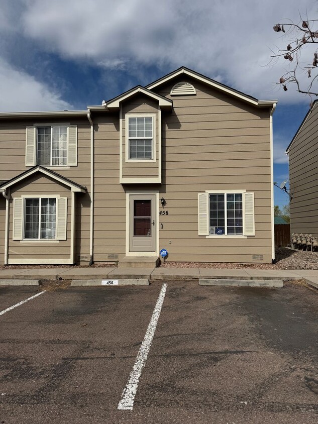 Primary Photo - 2 Story Charmer!