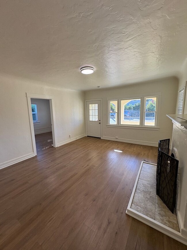 Foto del edificio - Charming 2+1 House nestled in the heart of Ventura, CA