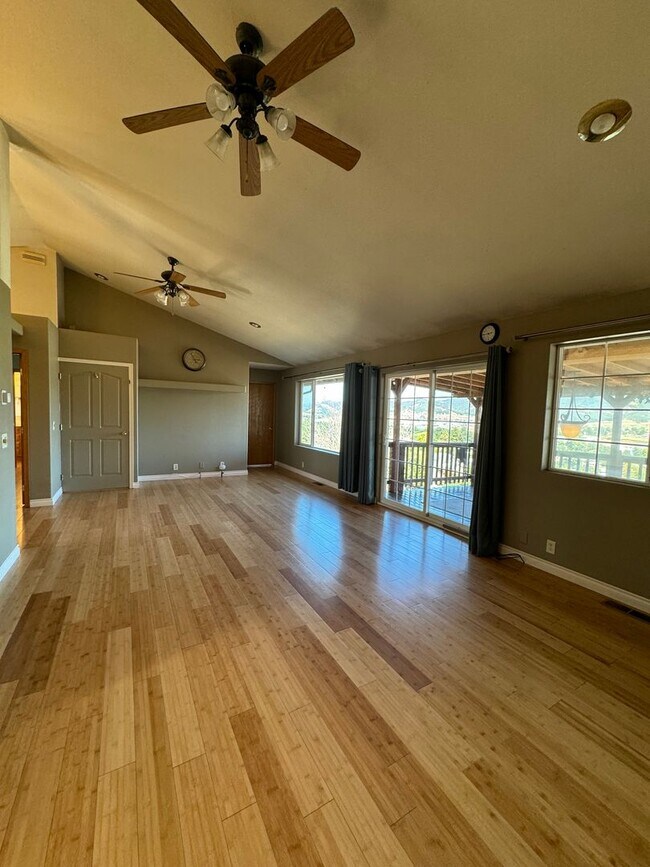 Foto del edificio - Green area 3 bedroom 2 bath with bonus roo...