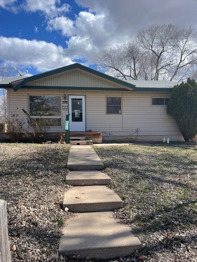 Foto principal - 3 bed 2 bath home