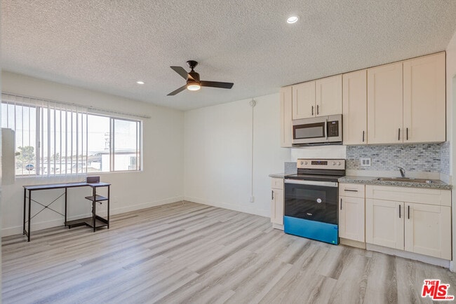 Building Photo - 305 E Plymouth St