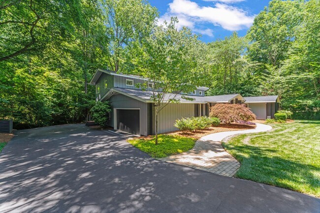 Foto del edificio - Award-Winning 5BD, 4BA Raleigh Home with Huge Bonus Outdoor Pavillion