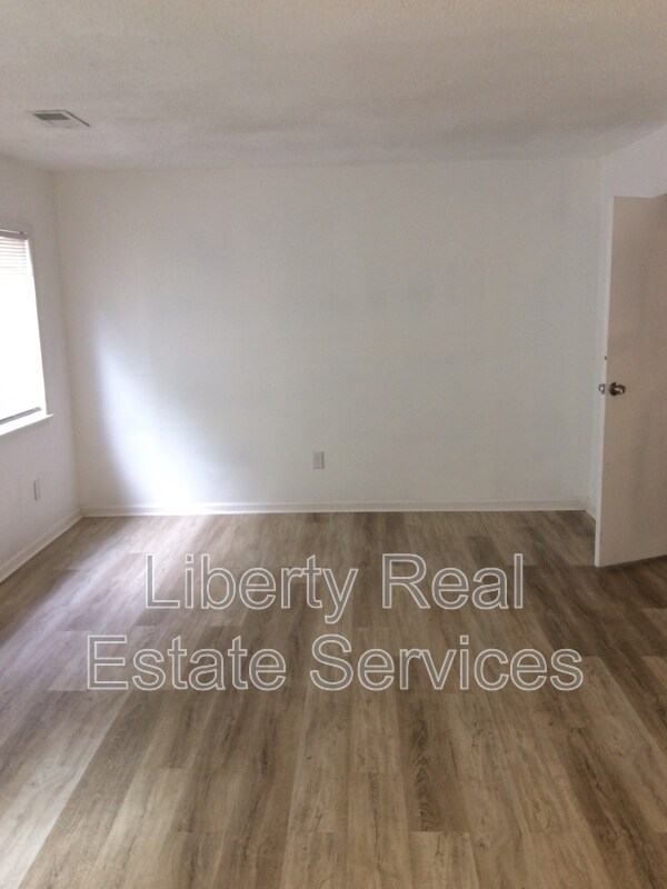 Building Photo - 912 Pineland Ave