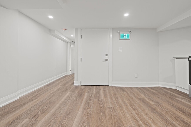 Photo du bâtiment - 30 Strathgowan Ave