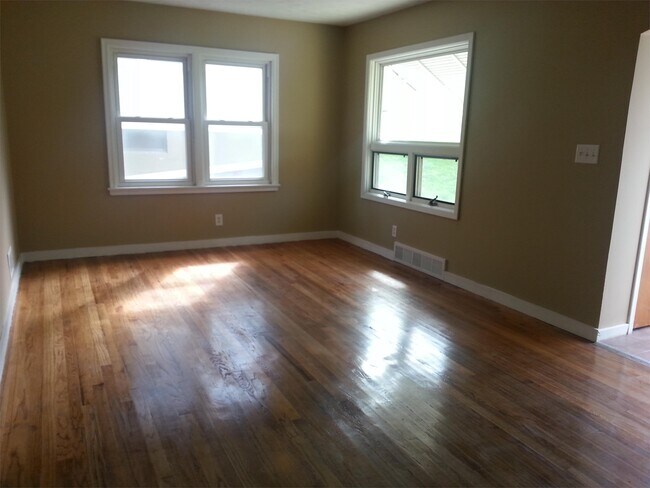 Building Photo - 2125 S 46th St