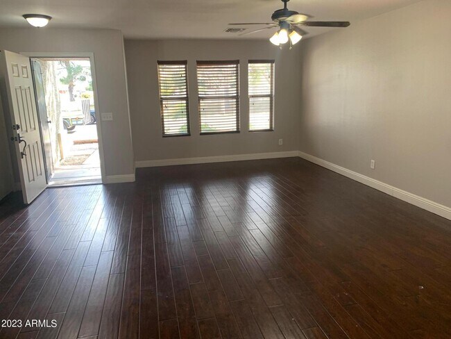 Foto del edificio - 494 W Cotton Ln