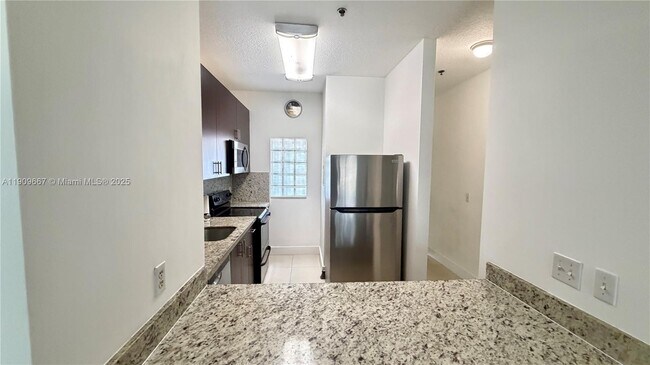 Foto del edificio - 695 SW 11th St