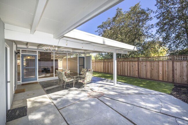 Building Photo - Enjoy a Freshly Remodeled 3 Bed, 2 Bath Ho...