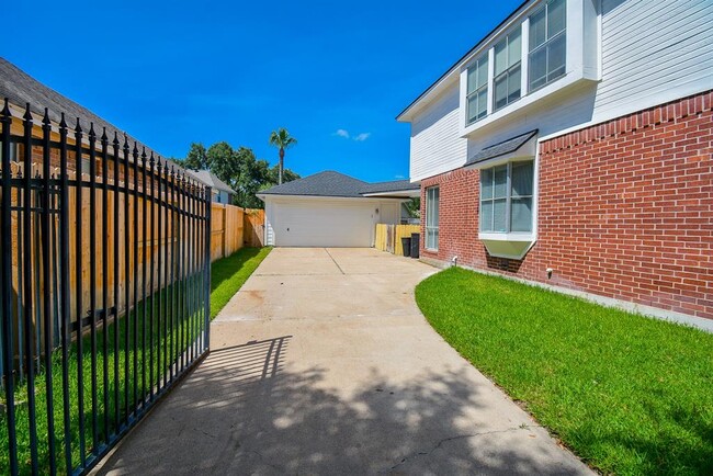 Building Photo - 623 Airybrook Ln