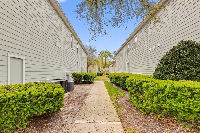 Building Photo - Modern 3 Bed, 2.5 Bath Townhouse in Windso...
