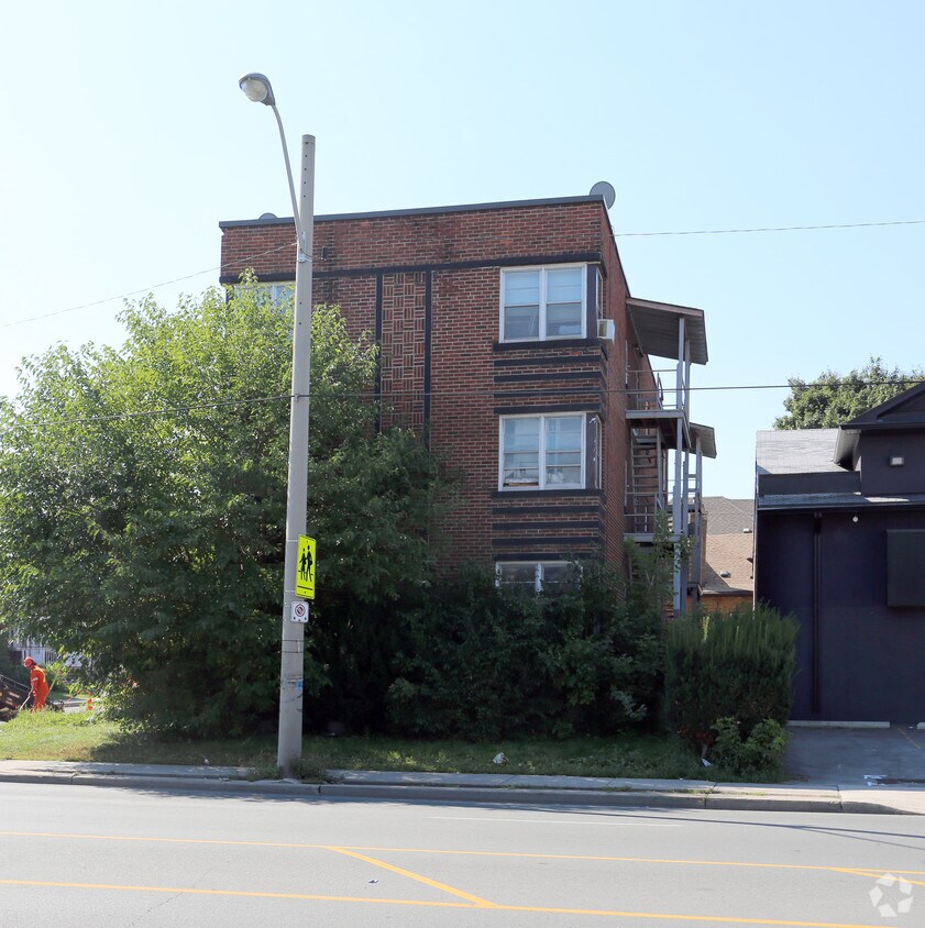 Building Photo - 2 Grosvenor Ave S