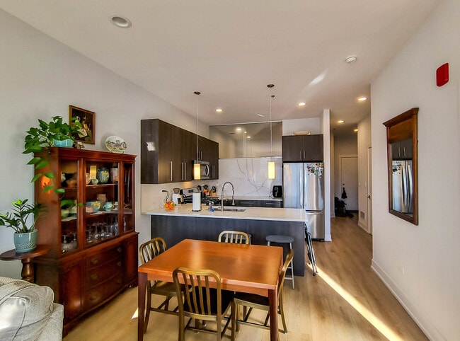 Building Photo - 2924 W Medill Ave