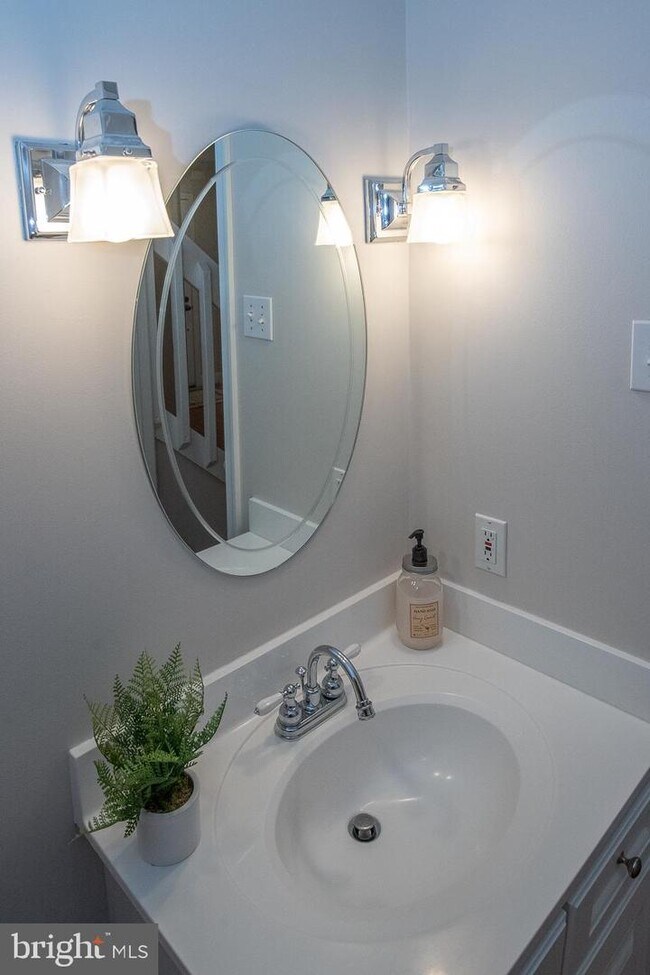 Foto del edificio - 605 Hanover Ct