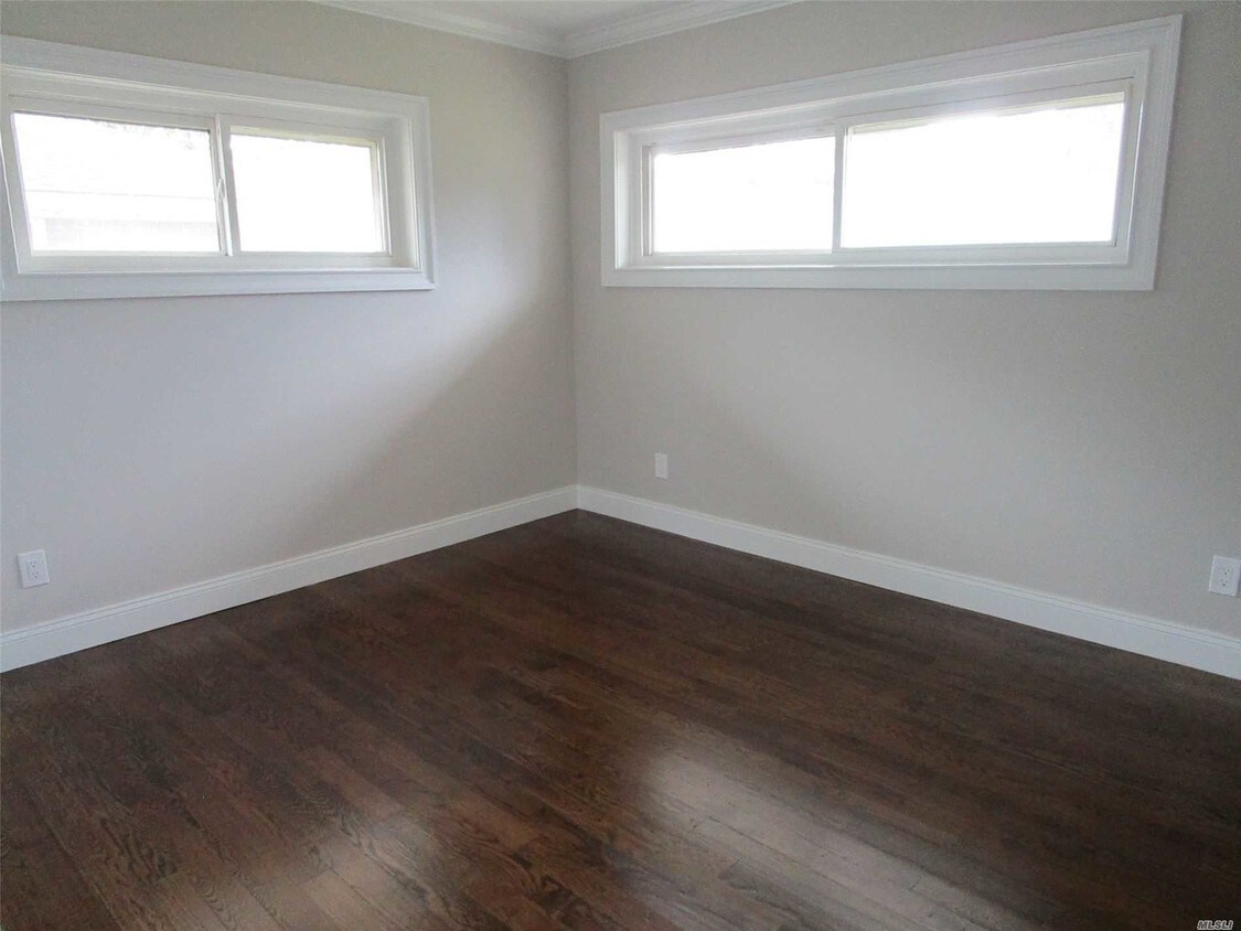 Building Photo - 1057 Thompson Dr