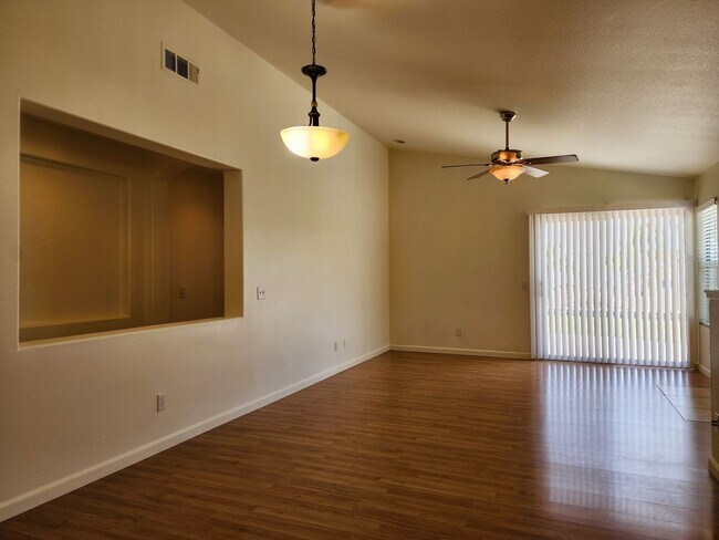 Foto del edificio - Well Maintained Corona 3-Bedroom, 2-Bathro...