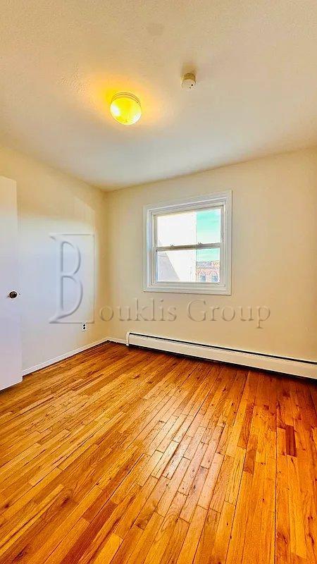 Foto del edificio - 3 bedroom in ASTORIA NY 11105