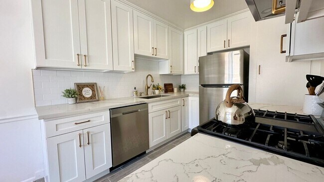 Foto del edificio - Spacious 1 & 2 Bedroom Apartments