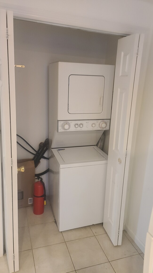 Building Photo - 348 River Dr